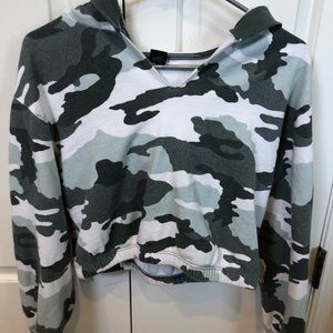Cropped v neck camo sweatshirt